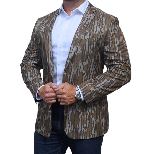 A man wearing a Mossy Oak Original Bottomland sportcoat with a white shirt and dark pants.